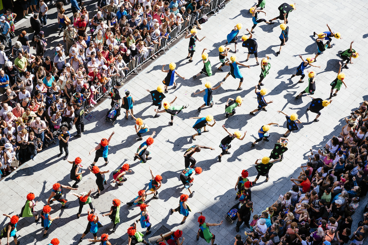 defile-biennale-de-la-danse
